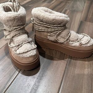 New BERSHKA Cozy Cream Shearling Women's Boots Sz. 38/8